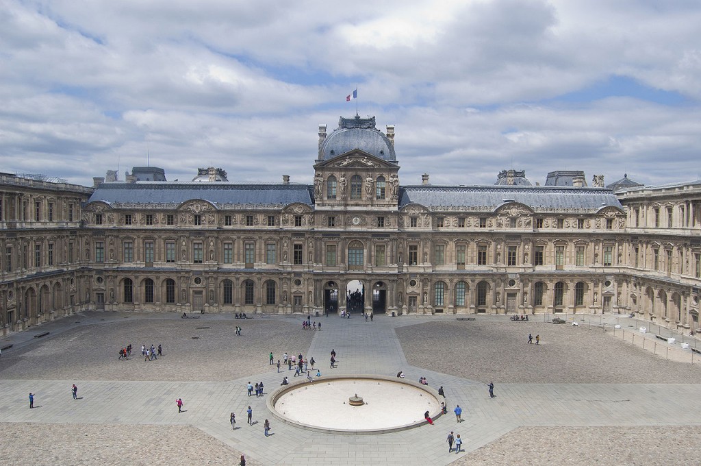 Louvre cours carré